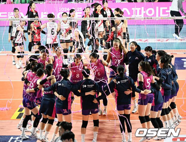 [OSEN=인천, 박준형 기자] ‘배구여제’ 김연경의 우승의 꿈이 다시 커진다. 흥국생명이 만원관중(6040명) 앞에서 ‘난적’ 정관장을 물리치고 V리그 여자부 독주 체제를 구축했다.흥국생명은 2일 인천삼산월드체육관에서 열린 도드람 2024-2025 V리그 여자부 5라운드 정관장과의 홈경기에서 세트 스코어 3-1(25-21, 22-25, 25-10, 25-23)로 승리했다.경기종료 후 흥국생명 선수들이 기뻐하고 있다. 2025.02.02 / soul1014@osen.co.kr