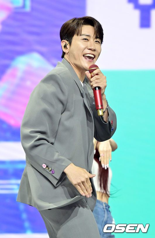 [OSEN=민경훈 기자] 가수 영탁이 3일 오후 서울 한남동 블루스퀘어 마스터카드홀에서 새 미니 앨범 ‘SuperSuper’ 발매 쇼케이스를 가졌다.한편, 영탁은 타이틀곡 ‘슈퍼슈퍼 (SuperSuper)’를 포함해 ‘사막에 빙어’, ‘사랑옥 (思郞屋)’, ‘ 가을이 오려나’, ‘Brighten’까지 총 다섯 곡 모두 작사, 작곡, 편곡에 참여하며 올라운더 뮤지션으로서 실력을 드러냈다. 장르도 댄스, 트로트, 발라드, 브릿팝에 이르기까지 다양해 골라듣는 재미를 안길 예정이다.가수 영탁이 화려한 무대를 선보이고 있다. 2024.09.03 / rumi@osen.co.kr