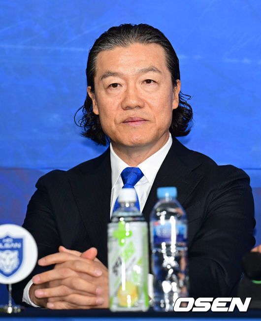 [OSEN=김성락 기자] 5일 오전 서울 종로구 대한축구협회 축구회관에서 2024-25 ACL 참가 K리그 4개팀 미디어데이 행사가 열렸다. K리그에서 광주 FC, 전북 현대, 울산 HD, 포항 스틸러스가 참가할 예정이다. 울산 김판곤 감독이 생각에 잠겨 있다. 2025.02.05 / ksl0919@osen.co.kr