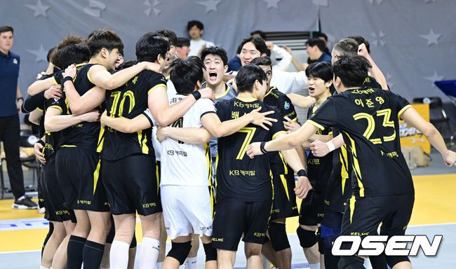 [OSEN=의정부, 최규한 기자] 5일 오후 경기도 의정부시 경민대학교 체육관에서 ‘도드람 2024-2025 V-리그’ 남자부 KB손해보험과 현대캐피탈의 경기가 열렸다.홈팀 KB손해보험이 세트 스코어 3-0(25-18 25-20 25-21)로 현대캐피탈의 17연승을 저지하며 의정부 팬들에게 승리를 안겼다.승리한 KB손해보험 선수들이 기뻐하고 있다. 2025.02.05 / dreamer@osen.co.kr
