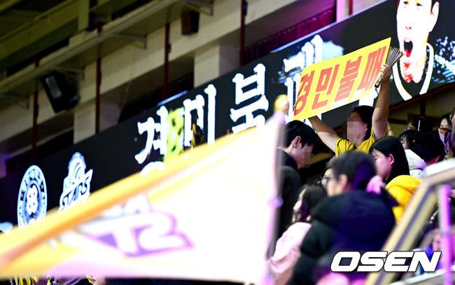 [OSEN=의정부, 최규한 기자] 5일 오후 경기도 의정부시 경민대학교 체육관에서 ‘도드람 2024-2025 V-리그’ 남자부 KB손해보험과 현대캐피탈의 경기가 열렸다.홈팀 KB손해보험이 세트 스코어 3-0(25-18 25-20 25-21)로 현대캐피탈의 17연승을 저지하며 의정부 팬들에게 승리를 안겼다.경기를 마치고 KB손해보험 홈 팬들이 승리한 선수들에게 응원을 보내고 있다. 2025.02.05 / dreamer@osen.co.kr