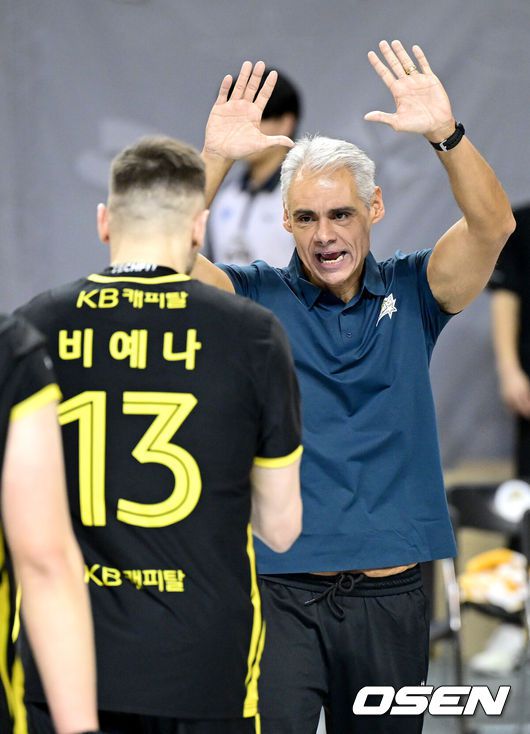 [OSEN=의정부, 최규한 기자] 5일 오후 경기도 의정부시 경민대학교 체육관에서 ‘도드람 2024-2025 V-리그’ 남자부 KB손해보험과 현대캐피탈의 경기가 열렸다.홈팀 KB손해보험이 세트 스코어 3-0(25-18 25-20 25-21)로 현대캐피탈의 17연승을 저지하며 의정부 팬들에게 승리를 안겼다.경기를 마치고 승리한 KB손해보험 레오나르도 아폰소 감독과 비예나가 인사를 나누고 있다. 2025.02.05 / dreamer@osen.co.kr