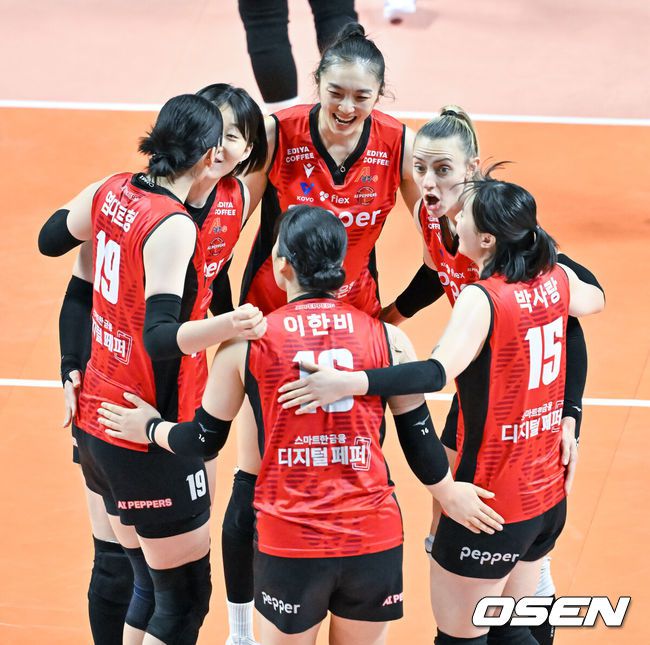 [OSEN=장충체, 박준형 기자] 5일 오후 서울 장충체육관에서 ‘도드람 2024-2025 V-리그’여자부 GS칼텍스와 페퍼저축은행의  경기가 진행됐다.홈팀 GS칼텍스는 5승 20패로 최하위를, 어웨이팀 페퍼저축은행은 최근 5연패하며 8승 17패 6위를 기록하고 있다.  1세트 페퍼저축은행 선수들이 득점 후 기뻐하고 있다.   2025.02.05 /