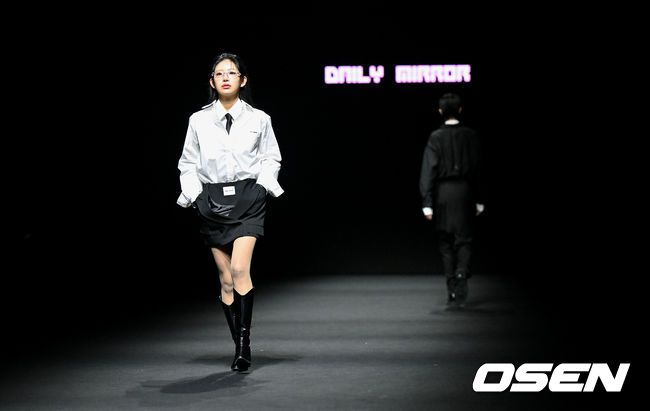 [OSEN=박준형 기자] 7일 서울 중구 동대문디자인플라자(DDP)에서 '2025 F/W 서울패션위크’가 열렸다. 올해 25주년을 맞은 국내 최대 패션 행사 ‘서울패션위크’는 5일부터 9일까지 닷새간 열린다.최진실 딸 최준희가 데일리미러 무대에 모델로 런웨이를 밟고 있다. 2025.02.07 / soul1014@osen.co.kr