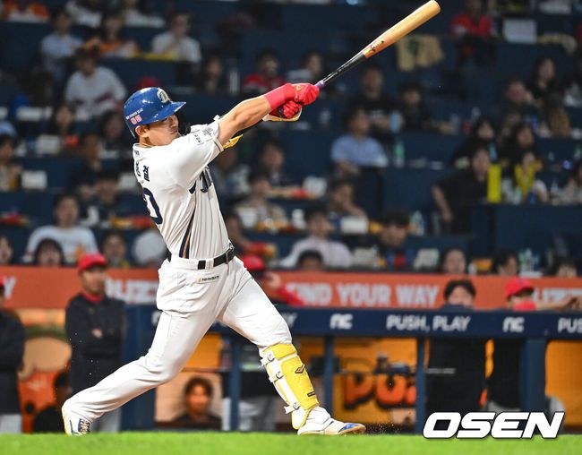 [OSEN=창원, 이석우 기자] 28일 창원NC파크에서 2024 신한 SOL 뱅크 KBO 리그 NC 다이노스와 KIA 타이거즈의 경기가 열렸다. 4연패에 빠진 NC는 신민혁을 내세워 연패 탈출에 나서고, 지난 주말 NC와의 창원 3연전을 스윕했고 주말 두산 3연전을 위닝시리즈로 장식한 KIA는 윤영철이 마운드에 오른다.NC 다이노스 박한결이 5회말 1사 좌월 백투백 홈런을 치고 포효하고 있다. 2024.05.28 / foto0307@osen.co.kr