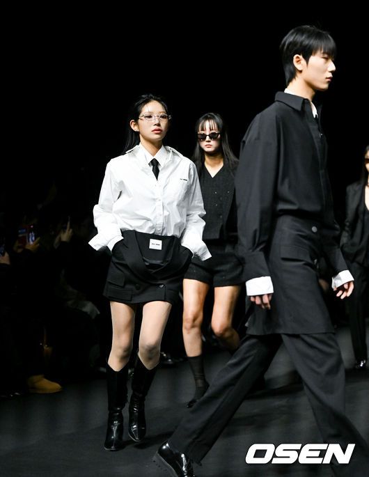 [OSEN=박준형 기자] 7일 서울 중구 동대문디자인플라자(DDP)에서 '2025 F/W 서울패션위크’가 열렸다. 올해 25주년을 맞은 국내 최대 패션 행사 ‘서울패션위크’는 5일부터 9일까지 닷새간 열린다.최진실 딸 최준희가 데일리미러 무대에 모델로 런웨이를 밟고 있다. 2025.02.07 / soul1014@osen.co.kr