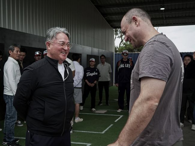 한화 김경문 감독과 멜버른 저스틴 후버 단장이 웃으며 대화하고 있다. /한화 이글스 제공