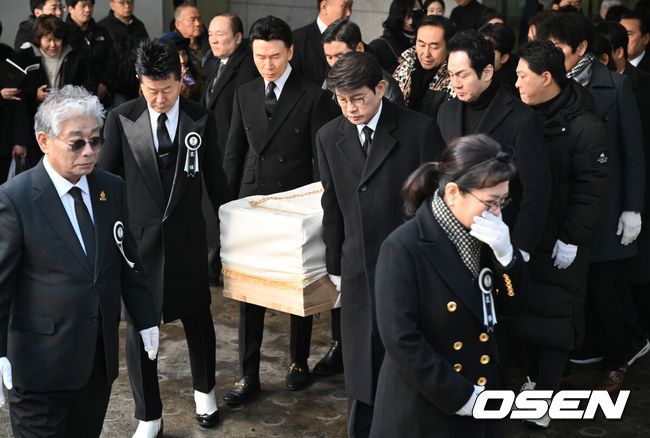 [OSEN=조은정 기자]고(故) 송대관의 발인이 9일 오전 11시 서울대학병원 장례식장에서 엄수됐다.송대관은 지난 7일 오전 10시 병원에서 갑작스러운 심장마비로 사망했다. 향년 78세. 고(故) 송대관의 발인이 엄수된 가운데 태진아, 설운도, 강진 등 연예게 동료들이 운구를 하고 있다. 2025.02.09 /cej@osen.co.kr