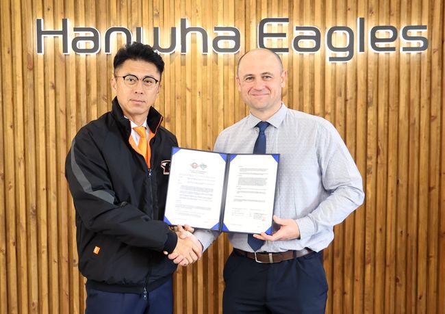 한화 손혁 단장과 멜버른 저스틴 후버 단장이 협약식에서 악수를 하고 있다. /한화 이글스 제공