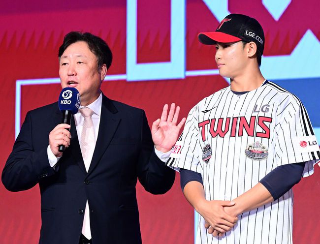 [OSEN=지형준 기자] 11일 오후서울 잠실 롯데호텔 월드에서 2025 KBO 신인 드래프트가 열렸다.2025 KBO신인 드래프트는 전면 드래프트 방식으로 진행된다. 지명은 1라운드부터 11라운드까지 이뤄지며, 2023년도 구단 순위의 역순인 키움-한화-삼성-롯데-KIA-두산-NC-SSG-KT-LG 순서로 실시된다.LG 차명석 단장이 서울고 김영우를 지명한 이유를 설명하고 있다. 2024.09.11 / jpnews@osen.co.kr