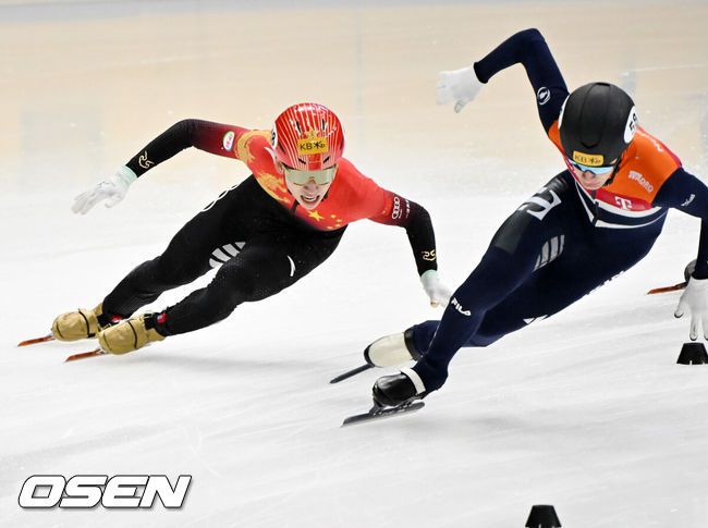 [OSEN=민경훈 기자] 11일 서울 목동 아이스링크에서 '2023 KB금융 국제빙상경기연맹(ISU) 쇼트트랙 세계선수권대회' 본선 경기가 진행됐다.혼합 계주 결승전에서 중국 린샤오쥔이 마지막 코너에서 아웃코스를 노리고 있다. 2023.03.11 / rumi@osen.co.kr