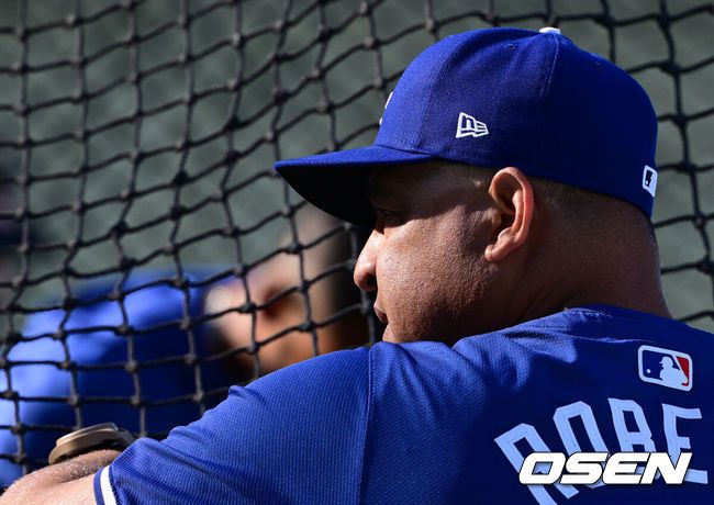 [OSEN=지형준 기자] LA 다저스 데이브 로버츠 감독이 선수들과 승리의 기쁨을 나누고 있다. 2024.03.20 /jpnews@osen.co.kr