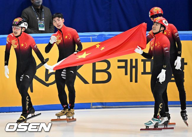 [OSEN=민경훈 기자] 12일 서울 목동 아이스링크에서 '2023 KB금융 국제빙상경기연맹(ISU) 쇼트트랙 세계선수권대회' 본선 경기가 진행됐다.남자 5000m 계주 결승전에서 중국 린샤오쥔(한국명 임효준)이 금메달을 딴 후 세리머니를 하고 있다. 2023.03.12 / rumi@osen.co.kr