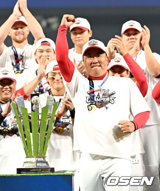 [OSEN=광주, 이대선 기자] KIA 타이거즈가 불패의 12번째 우승을 달성했다.KIA는 28일 광주-기아 챔피언스필드에서 열린 삼성 라이온즈와의 2024 신한은행 SOL 뱅크 KBO 한국시리즈 5차전에서 접전끝에 7-5로 승리했다.선발 양현종이 홈런 3개를 맞고 5실점했으나 두터운 불펜이 무실점으로 막고 추격전을 벌였다.최형우의 홈런포함 2타점, 김태군의 역전타와 박찬호의 귀중한 쐐기타가 나왔다. 시리즈4승1패로 우승의 감격을 누렸다.KIA 이범호 감독이 시상식에서 환호하고 있다. 2024.10.28 / sunday@osen.co.kr