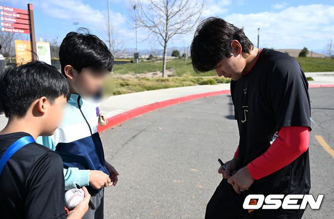 [OSEN=어바인(미국), 이대선 기자] 11일(한국시간) 미국 캘리포니아주 어바인 그레이트파크 베이스볼 컴플렉스에서 KIA 타이거즈의 1차 스프링캠프가 진행됐다.KIA 선수단은 오는 18일 미국에서 출발해 19일 인천으로 입국한 뒤 20일에 일본 오키나와로 건너가 21일부터 3월 4일까지 킨 구장에서 본격적인 실전을 치른다.KIA 김도영이 훈련장을 방문한 어린이 팬들에게 사인을 해주고 있다. 2025.02.11 / sunday@osen.co.kr