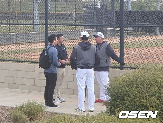 [OSEN=어바인(미국), 한용섭 기자] 이범호 KIA 감독이 12일(한국시간) 시카고 컵스 아시아 태평양 담당 및 사장 보좌역을 만나 이야기를 나누고 있다. /orange@osen.co.kr