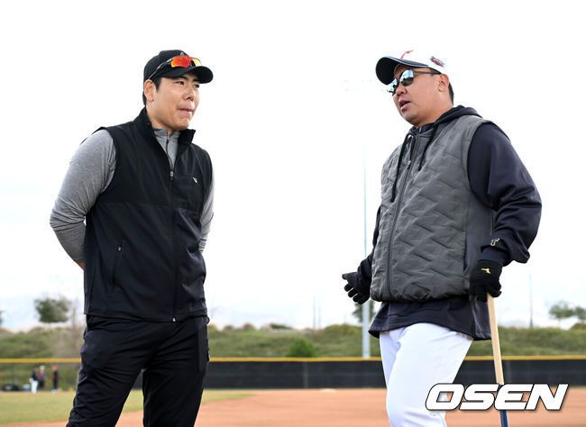 [OSEN=어바인(미국), 이대선 기자] 12일(한국시간) 미국 캘리포니아주 어바인 그레이트파크 베이스볼 컴플렉스에서 KIA 타이거즈의 1차 스프링캠프가 진행됐다.KIA 선수단은 오는 18일 미국에서 출발해 19일 인천으로 입국한 뒤 20일에 일본 오키나와로 건너가 21일부터 3월 4일까지 킨 구장에서 본격적인 실전을 치른다.KIA 훈련장을 찾은 강정호가 이범호 감독과 나누고 있다. 2025.02.12 / sunday@osen.co.kr