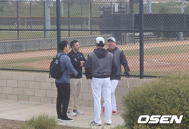 [OSEN=어바인(미국), 한용섭 기자] 이범호 KIA 감독이 12일(한국시간) 시카고 컵스 아시아 태평양 담당 및 사장 보좌역을 만나 이야기를 나누고 있다. /orange@osen.co.kr