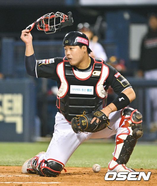 [OSEN=피츠버그(미국 펜실베이니아주), 최규한 기자] 피츠버그 강정호가 애리조나 선발 메릴 켈리를 상대로 추격의 중월 솔로포를 날리고 그라운드를 달리고 있다. 2019.04.25 /dreamer@osen.co.kr