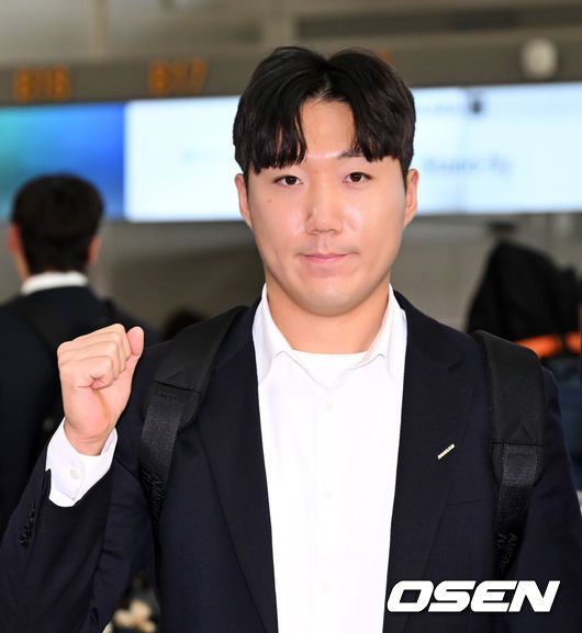 [OSEN=인천공항, 지형준 기자] 두산 베어스 선수단이 24일 오후 인천국제공항을 통해 전지훈련지인 호주 시드니로 출국했다.두산은 44명의 선수단과 함께 호주 시드니와 일본 미야자키에서 스프링캠프 담금질에 돌입한다.투수22명,포수4명,내야수9명,외야수9명이 참가하며 신인 중에서는1라운드 지명자 내야수 박준순과3라운드 지명자 투수 홍민규가 이름을 올렸다. 아울러 지난해 11월 롯데와의 트레이드로 합류한 외야수 김민석과 추재현도 스프링캠프에서 본격 눈도장을 받는다.두산 추재현이 포토타임을 하고 있다. 2025.01.24 /