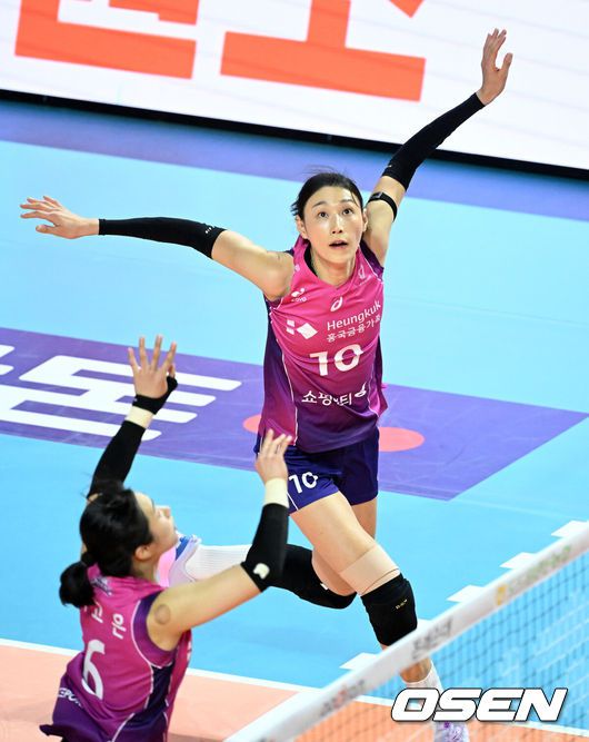 [OSEN=인천, 지형준 기자] 13일 인천 삼산월드체육관에서 ‘도드람 2024-2025 V-리그’ 5라운드 흥국생명과 GS 칼텍스의 경기가 열렸다.7연승 중인 흥국생명은 1위(22승 5패, 승점 64), GS칼텍스는 최하위 7위(6승 21패, 승점 22)를 기록중이다.3세트 흥국생명 김연경이 공격을 준비하고 있다. 2025.02.13 /jpnews@osen.co.kr