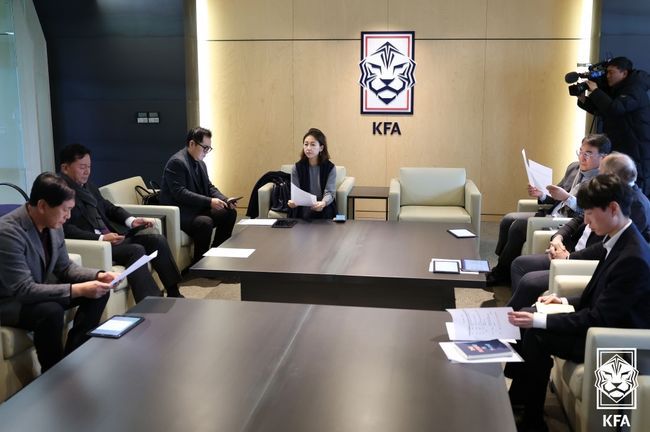 [OSEN=대전, 김성락 기자] 황의조(31, FC서울)가 대표팀에서 약 1년 만에 골 맛을 봤다. 그러나 클린스만호 '첫 승'은 따라오지 않았다.위르겐 클린스만 감독이 이끄는 한국 축구 대표팀(FIFA 랭킹 27위)은 20일 오후 8시 대전월드컵경기장에서 엘살바도르(75위)와 6월 A매치 2차전을 치러 1-1 무승부를 거뒀다.후반 대한민국 황의조가 선제골을 넣은 뒤 기뻐하고 있다. 2023.06.20 /ksl0919@osen.co.kr