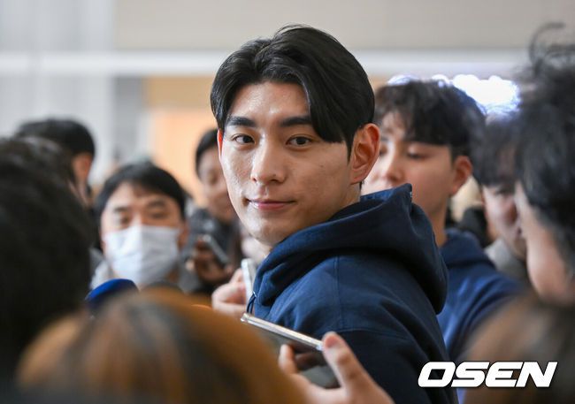 [OSEN=지형준 기자] ‘바람의 손자’ 이정후(샌프란시스코 자이언츠)가 13일 오후 인천국제공항을 통해 팀 스프링캠프에 합류하기 위해 출국했다. 데뷔 시즌 자이언츠의 리드오프와 3번 타순을 오가며 주전 중견수로 뛴 그는 37경기 타율 2할6푼2리 38안타 2홈런 8타점 15득점 2도루 OPS .641를 남기고 불의의 부상을 당해 조기에 시즌을 마쳤다.메이저리그 첫해의 아쉬움을 씻고 2년차를 맞은 이정후는 이날 출국해 본격적인 2025시즌 준비에 돌입한다.샌프란시스코 자이언츠 이정후가 인터뷰를 하고 있다. 2025.1.13 /