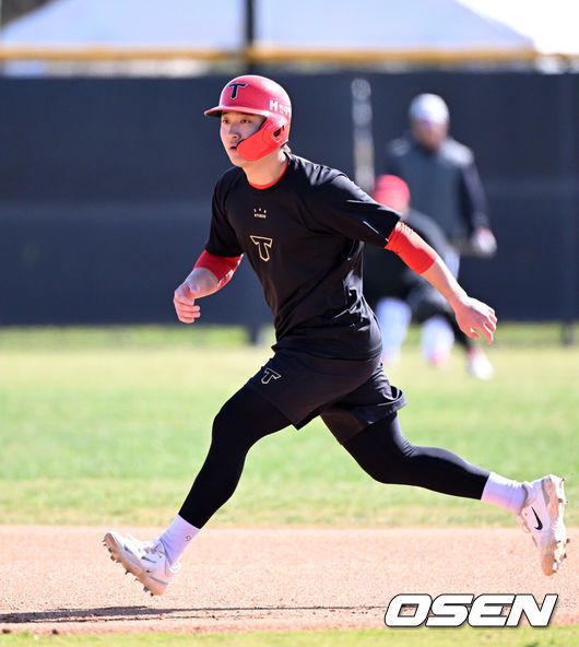 [OSEN=어바인(미국), 이대선 기자] 11일(한국시간) 미국 캘리포니아주 어바인 그레이트파크 베이스볼 컴플렉스에서 KIA 타이거즈의 1차 스프링캠프가 진행됐다.KIA 선수단은 오는 18일 미국에서 출발해 19일 인천으로 입국한 뒤 20일에 일본 오키나와로 건너가 21일부터 3월 4일까지 킨 구장에서 본격적인 실전을 치른다.KIA 윤도현이 주루 훈련을 하고 있다. 2025.02.11 / sunday@osen.co.kr