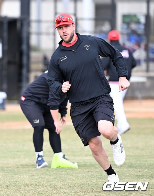[OSEN=어바인(미국), 이대선 기자] 12일(한국시간) 미국 캘리포니아주 어바인 그레이트파크 베이스볼 컴플렉스에서 KIA 타이거즈의 1차 스프링캠프가 진행됐다.KIA 선수단은 오는 18일 미국에서 출발해 19일 인천으로 입국한 뒤 20일에 일본 오키나와로 건너가 21일부터 3월 4일까지 킨 구장에서 본격적인 실전을 치른다.KIA 패트릭 위즈덤이 러닝 훈련을 하고 있다. 2025.02.12 / sunday@osen.co.kr