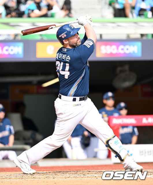 [OSEN=인천, 이대선 기자] 1일 오후 인천 SSG랜더스필드에서 ‘2024 신한 SOL Bank KBO리그’ SSG 랜더스와 NC 다이노스의 경기가 열렸다.SSG은 엘리아스, NC는 요키시를 선발로 내세웠다.6회초 1사에서 NC 데이비슨이 중월 솔로 홈런을 치고 있다. 2024.09.01 /sunday@osen.co.kr