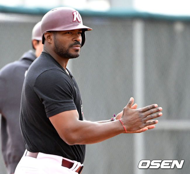 [OSEN=애리조나(미국), 이대선 기자] 13일(한국시간) 미국 애리조나주 메사 애슬레틱 그라운드에서 키움 히어로즈의 1차 스프링캠프가 진행됐다.키움은 3월 5일까지 미국 애리조나와 대만 가오슝에서 2025시즌 스프링캠프를 실시한다.키움 야시엘 푸이그가 동료들에게 박수를 보내고 있다. 2025.02.13 / sunday@osen.co.kr