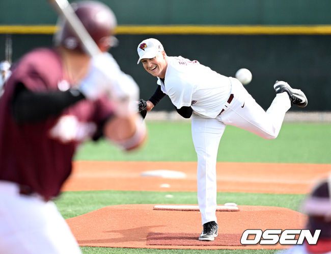 [OSEN=애리조나(미국), 이대선 기자] 14일(한국시간) 미국 애리조나주 메사 애슬레틱 그라운드에서 키움 히어로즈의 청백전이 진행됐다.키움은 3월 5일까지 미국 애리조나와 대만 가오슝에서 2025시즌 스프링캠프를 실시한다.키움 케니 로젠버그가 역투하고 있다. 2025.02.14 / sunday@osen.co.kr