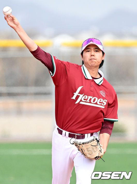 [OSEN=애리조나(미국), 이대선 기자] 13일(한국시간) 미국 애리조나주 메사 애슬레틱 그라운드에서 키움 히어로즈의 1차 스프링캠프가 진행됐다.키움은 3월 5일까지 미국 애리조나와 대만 가오슝에서 2025시즌 스프링캠프를 실시한다.키움 하영민이 캐치볼을 하고 있다. 2025.02.13 / sunday@osen.co.kr