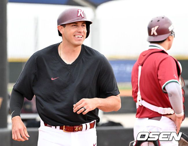 [OSEN=애리조나(미국), 이대선 기자] 13일(한국시간) 미국 애리조나주 메사 애슬레틱 그라운드에서 키움 히어로즈의 1차 스프링캠프가 진행됐다.키움은 3월 5일까지 미국 애리조나와 대만 가오슝에서 2025시즌 스프링캠프를 실시한다.키움 루벤 카디네스가 훈련을 하고 있다. 2025.02.13 / sunday@osen.co.kr