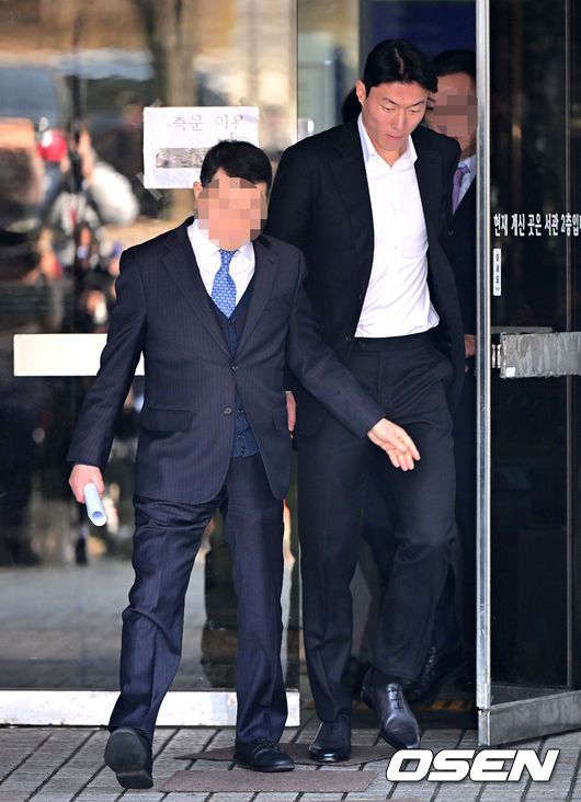 [OSEN=지형준 기자] 축구 선수 황의조(알라니아스포르)가 14일 서울 서초구 서울중앙지법에서 열린 1심 선고 공판에 출석했다.성폭력범죄의처벌등에관한특례법위반 협의로 기소된 황의조는 1심에서 징역 1년에 집행유예 2년을 선고 받았다. 황의조가 1심 선고 공판을 마치고 법원을 나서고 있다. 2025.02.14 /jpnews@osen.co.kr