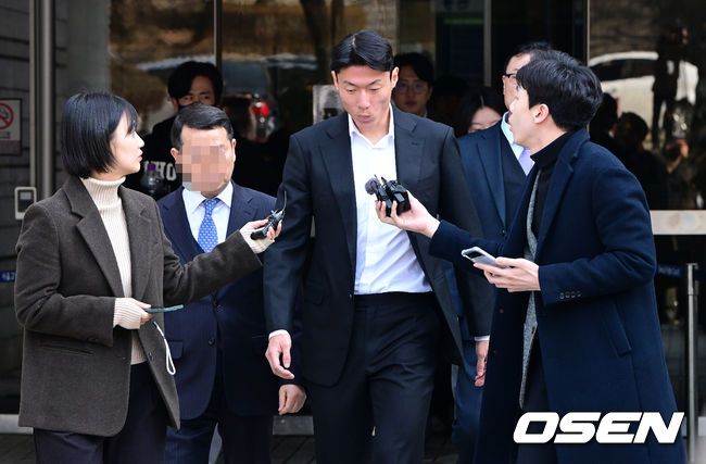 [OSEN=지형준 기자] 축구 선수 황의조(알라니아스포르)가 14일 서울 서초구 서울중앙지법에서 열린 1심 선고 공판에 출석했다.성폭력범죄의처벌등에관한특례법위반 협의로 기소된 황의조는 1심에서 징역 1년에 집행유예 2년을 선고 받았다. 황의조가 1심 선고 공판을 마치고 취재진에 둘러싸여 질문에 답을 하고 있다. 2025.02.14 /jpnews@osen.co.kr