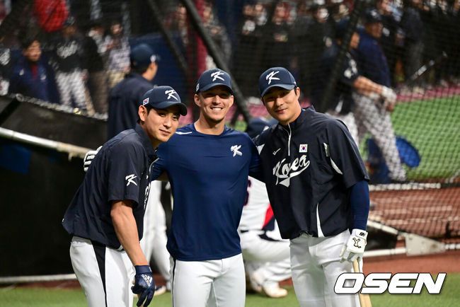 [OSEN=고척, 최규한 기자] 월드베이스볼클래식(WBC) 대표팀이 2일 오후 서울 고척스카이돔에서 공식 훈련을 진행했다.WBC 대표팀 이정후, 에드먼, 김하성(왼쪽부터)이 취재진을 향해 미소짓고 있다. 2023.03.02 / dreamer@osen.co.kr