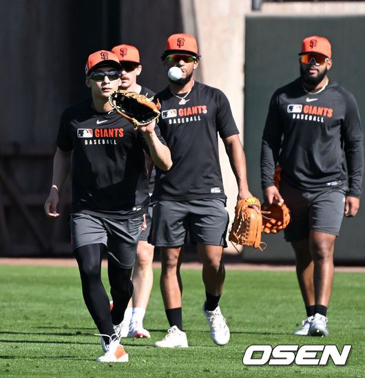 [OSEN=애리조나(미국), 이대선 기자] 16일(한국시간) 미국 애리조나주 스코츠데일 스타디움에서 2025 메이저리그 샌프란시스코 자이언츠의 스프링캠프가 진행됐다.샌프란시스코는 오는 23일 텍사스 레인저스와의 시범경기를 시작으로 2025시즌 준비에 돌입한다. 8개월 가량 재활을 마친 이정후는 이제 메이저리그 데뷔 2년차 시즌을 준비한다. 샌프란시스코 자이언츠 이정후가 수비 훈련을 하고 있다. 2025.02.15 / sunday@osen.co.kr