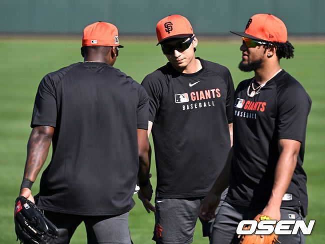 [OSEN=애리조나(미국), 이대선 기자] 16일(한국시간) 미국 애리조나주 스코츠데일 스타디움에서 2025 메이저리그 샌프란시스코 자이언츠의 스프링캠프가 진행됐다.샌프란시스코는 오는 23일 텍사스 레인저스와의 시범경기를 시작으로 2025시즌 준비에 돌입한다. 8개월 가량 재활을 마친 이정후는 이제 메이저리그 데뷔 2년차 시즌을 준비한다. 샌프란시스코 자이언츠 이정후가 캐치볼을 마치고 마르코 루시아노와 악수를 나누고 있다. 2025.02.15 / sunday@osen.co.kr