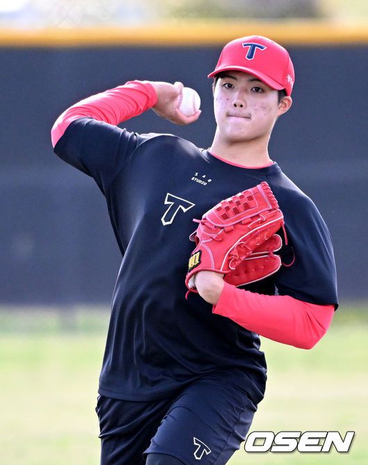 [OSEN=어바인(미국), 이대선 기자] 11일(한국시간) 미국 캘리포니아주 어바인 그레이트파크 베이스볼 컴플렉스에서 KIA 타이거즈의 1차 스프링캠프가 진행됐다.KIA 선수단은 오는 18일 미국에서 출발해 19일 인천으로 입국한 뒤 20일에 일본 오키나와로 건너가 21일부터 3월 4일까지 킨 구장에서 본격적인 실전을 치른다.KIA 김태형이 캐치볼을 하고 있다. 2025.02.11 / sunday@osen.co.kr