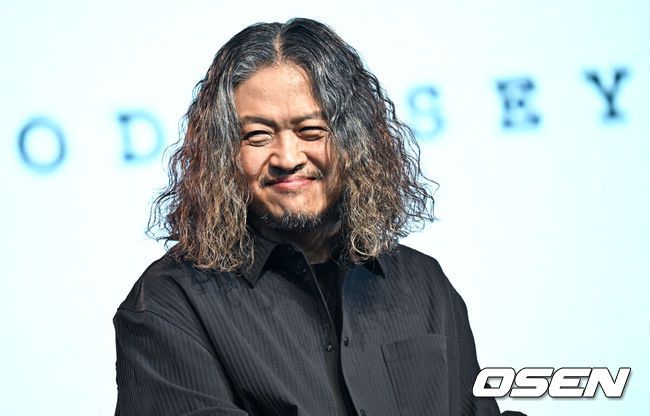 [OSEN=조은정 기자]밴드 YB가 새 EP '오디세이'(Odyssey) 발매 기념 기자간담회를 17일 서울 마포구 홍대 롤링홀에서 가졌다.YB의 새 EP '오디세이'는 험난한 경험을 통해 성장하며 자아를 찾아 나가는 과정을 담고 있다. '리벨리온'을 포함해 타이틀곡 '오어키드'(Orchid)와 수록곡 '스톰본'(StormBorn), '엔드 앤드 엔드'(End And End) 등 총 6트랙이 담긴다.YB 허준이 간담회를 하고 있다. 025.02.17 /cej@osen.co.kr