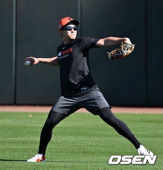 [OSEN=애리조나(미국), 이대선 기자] 16일(한국시간) 미국 애리조나주 스코츠데일 스타디움에서 2025 메이저리그 샌프란시스코 자이언츠의 스프링캠프가 진행됐다.샌프란시스코는 오는 23일 텍사스 레인저스와의 시범경기를 시작으로 2025시즌 준비에 돌입한다. 8개월 가량 재활을 마친 이정후는 이제 메이저리그 데뷔 2년차 시즌을 준비한다. 샌프란시스코 자이언츠 이정후가 수비 훈련을 하고 있다. 2025.02.15 / sunday@osen.co.kr
