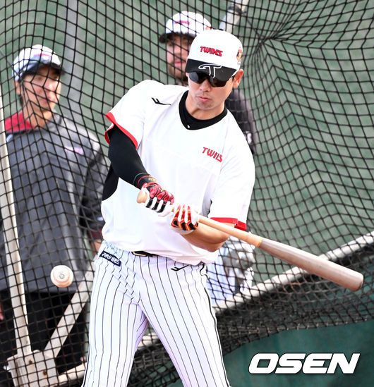 [OSEN=애리조나(미국), 이대선 기자] 15일(한국시간) 미국 애리조나주 스코츠데일 인디언스쿨 파크 베이스볼필드에서 LG 트윈스의 1차 스프링캠프가 진행됐다.미국 스프링캠프를 마친 LG는 오는 2월 24일 일본 오키나와에서 2차 스프링캠프를 펼칠 예정이다.LG 홍창기가 타격 훈련을 하고 있다. 2025.02.15 / sunday@osen.co.kr