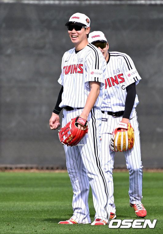 [OSEN=애리조나(미국), 이대선 기자] 14일(한국시간) 미국 애리조나주 스코츠데일 인디언스쿨 파크 베이스볼필드에서 LG 트윈스의 1차 스프링캠프가 진행됐다.미국 스프링캠프를 마친 LG는 오는 2월 24일 일본 오키나와에서 2차 스프링캠프를 펼칠 예정이다.LG 홍창기가 수비 훈련을 하며 환하게 웃고 있다. 2025.02.14 / sunday@osen.co.kr