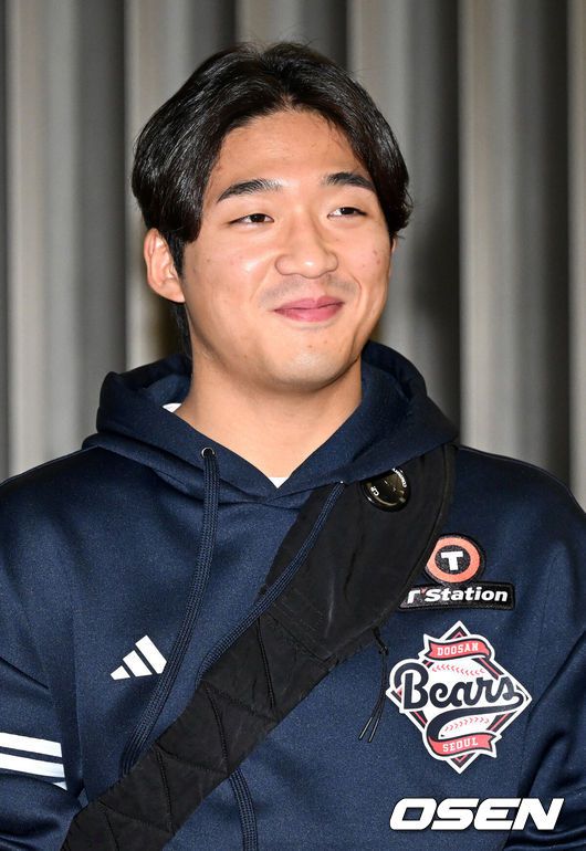 [OSEN=인천공항, 이대선 기자] 두산 베어스 양의지, 정수빈, 양석환, 이영하, 김대한, 이병헌이 19일 스프링캠프 선발대로 인천공항을 통해 호주 시드니로 출국했다.스프링캠프 인원은 이승엽 감독을 포함한 코칭스태프 13명과 선수단 44명 등 총 57명이다. 투수 22명, 포수 4명, 내야수 9명, 외야수 9명이 참가한다. 신인 중에서는 1라운드 지명자 내야수 박준순과 3라운드 지명자 투수 홍민규가 이름을 올렸다.두산 김대한이 미소를 짓고 있다. 2025.01.19 /sunday@osen.co.kr