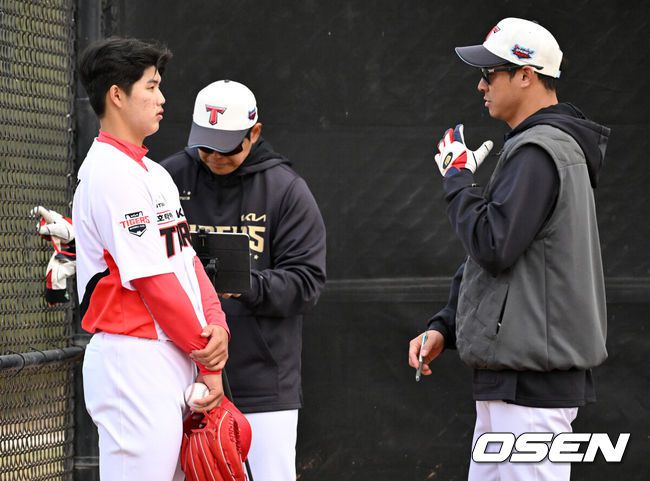 [OSEN=어바인(미국), 이대선 기자] 12일(한국시간) 미국 캘리포니아주 어바인 그레이트파크 베이스볼 컴플렉스에서 KIA 타이거즈의 1차 스프링캠프가 진행됐다.KIA 선수단은 오는 18일 미국에서 출발해 19일 인천으로 입국한 뒤 20일에 일본 오키나와로 건너가 21일부터 3월 4일까지 킨 구장에서 본격적인 실전을 치른다.불펜 피칭을 마친 KIA 김태형이 이동걸 코치의 조언을 듣고 있다. 2025.02.12 / sunday@osen.co.kr