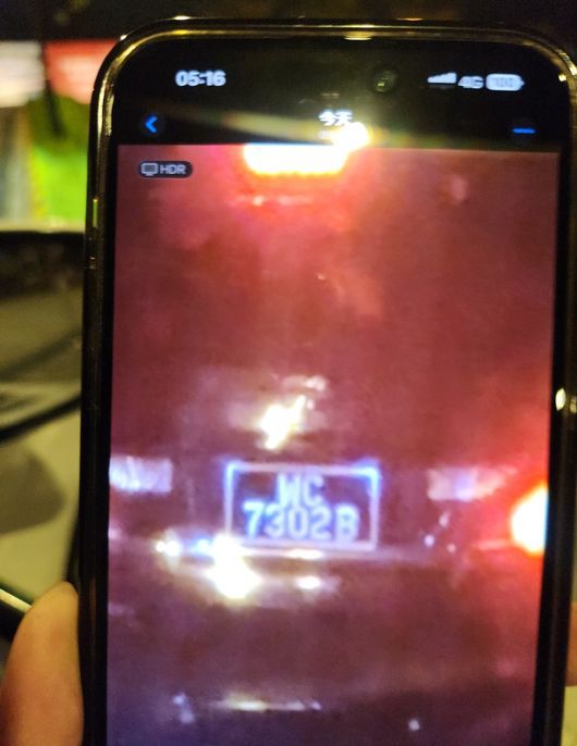 [사진] 폭죽 테러 차량으로 추정되는 차. 핸드폰엔 현지 시각 새벽  / 포항 스틸러스 제공