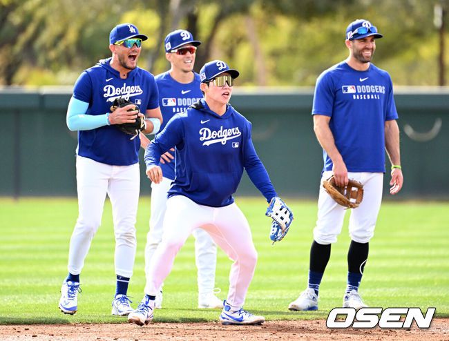 [OSEN=애리조나(미국), 이대선 기자] 17일(한국시간) 미국 애리조나주 글렌데일 캐멀백 랜치에서 2025 메이저리그 LA 다저스의 스프링캠프가 진행됐다.김혜성은 다저스와 최대 3+2년 2200만 달러(약 320억원) 계약에 합의하며 메이저리그 진출에 성공했다.LA 다저스 김혜성이 동료들의 응원 속 수비 훈련을 하고 있다. 2025.02.17 / sunday@osen.co.kr