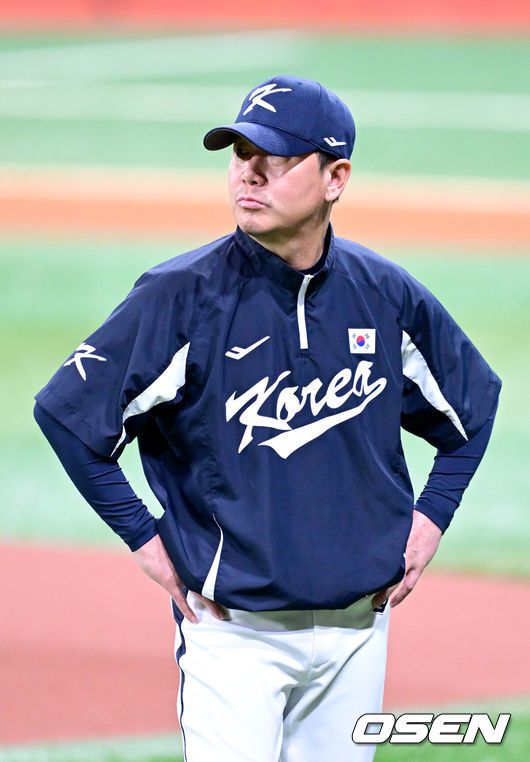 [OSEN=타이베이(대만), 이대선 기자] 그 어떤 대표팀보다 분위기가 좋다고 자부했던 류중일호가 프리미어12 B조 조별예선 첫 경기에서 충격패를 당했다.류중일 감독이 이끄는 한국 야구대표팀은 13일 대만 타이베이 타이베이돔에서 펼쳐진 2024 WBSC 프리미어12 B조 조별예선 대만과의 1차전에서 3-6으로 패했다.경기 종료 후 한국 고영표가 관중석을 향해 인사 후 그라운드를 나가고 있다. 2024.11.13 /sunday@osen.co.kr