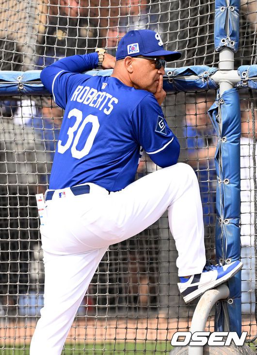 [OSEN=애리조나(미국), 이대선 기자] 17일(한국시간) 미국 애리조나주 글렌데일 캐멀백 랜치에서 2025 메이저리그 LA 다저스의 스프링캠프가 진행됐다.김혜성은 다저스와 최대 3+2년 2200만 달러(약 320억원) 계약에 합의하며 메이저리그 진출에 성공했다.LA 다저스 데이브 로버츠 감독이 선수들의 훈련을 바라보고 있다. 2025.02.17 / sunday@osen.co.kr